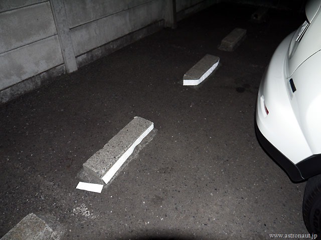 駐車場の反射ラインテープを貼り直し | ☆Astronaut Blog